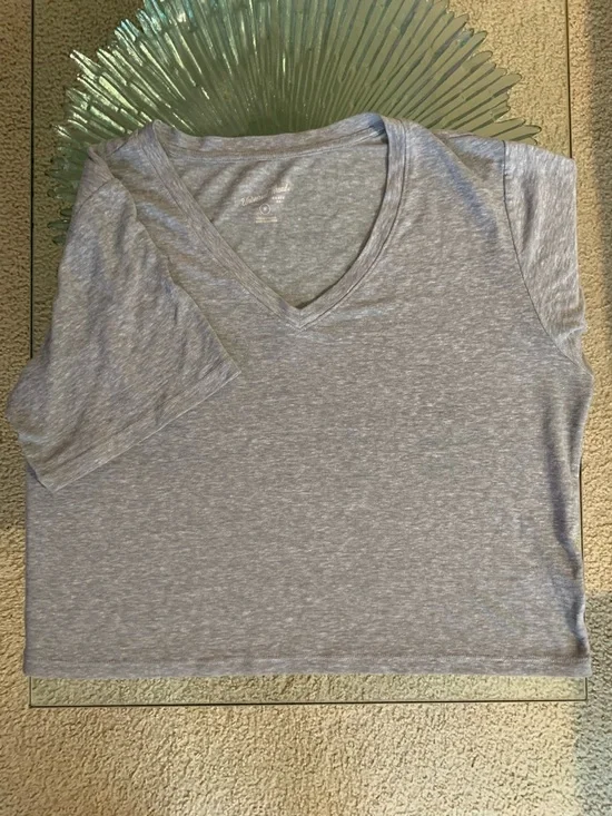 💜 Universal Thread Basic Tee - Picture 1 of 2